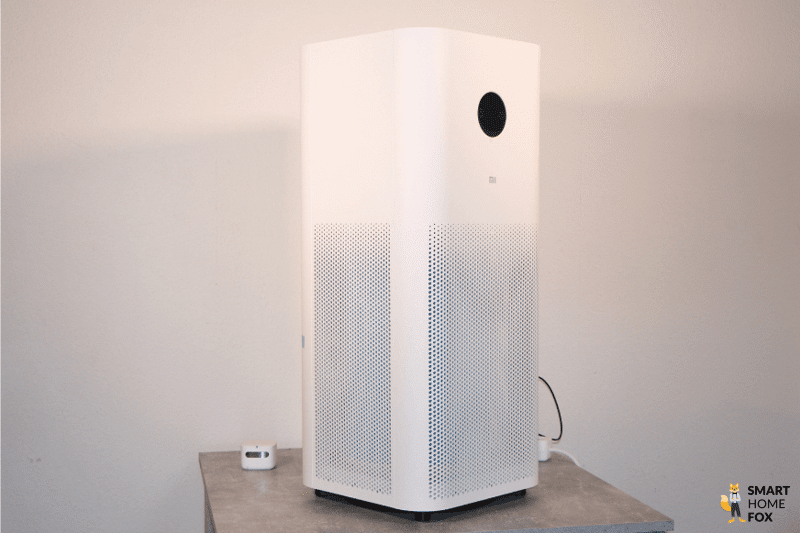 Очиститель воздуха Xiaomi Mi Air Purifier Pro H стоит на столе